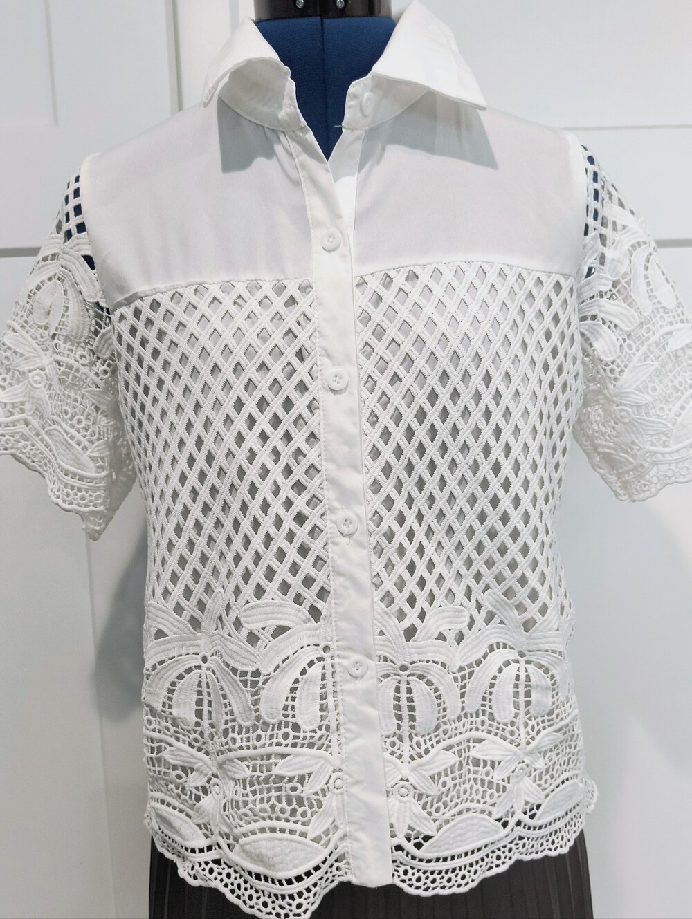 Kindred Women's White Lace Crochet Short-Sleeve Button-Down Shirt